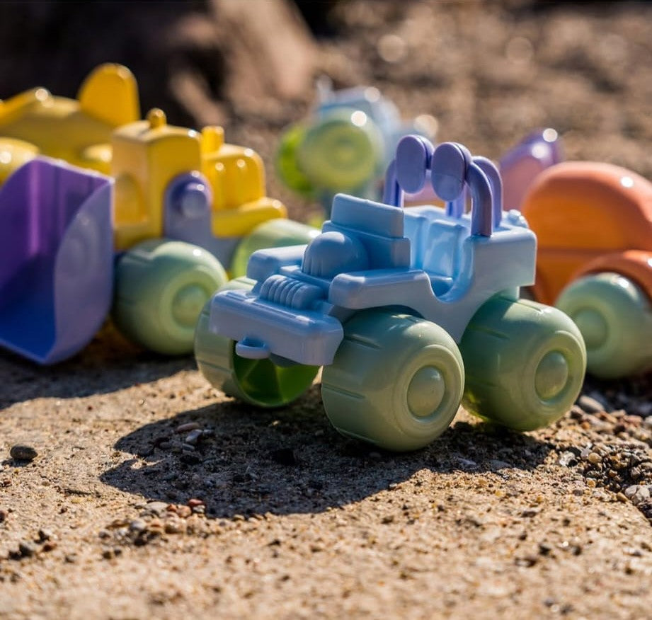 Camion cu platformă și 2 mașini mici din materiale reciclate "Pastels", 2+ ani | Dantoy