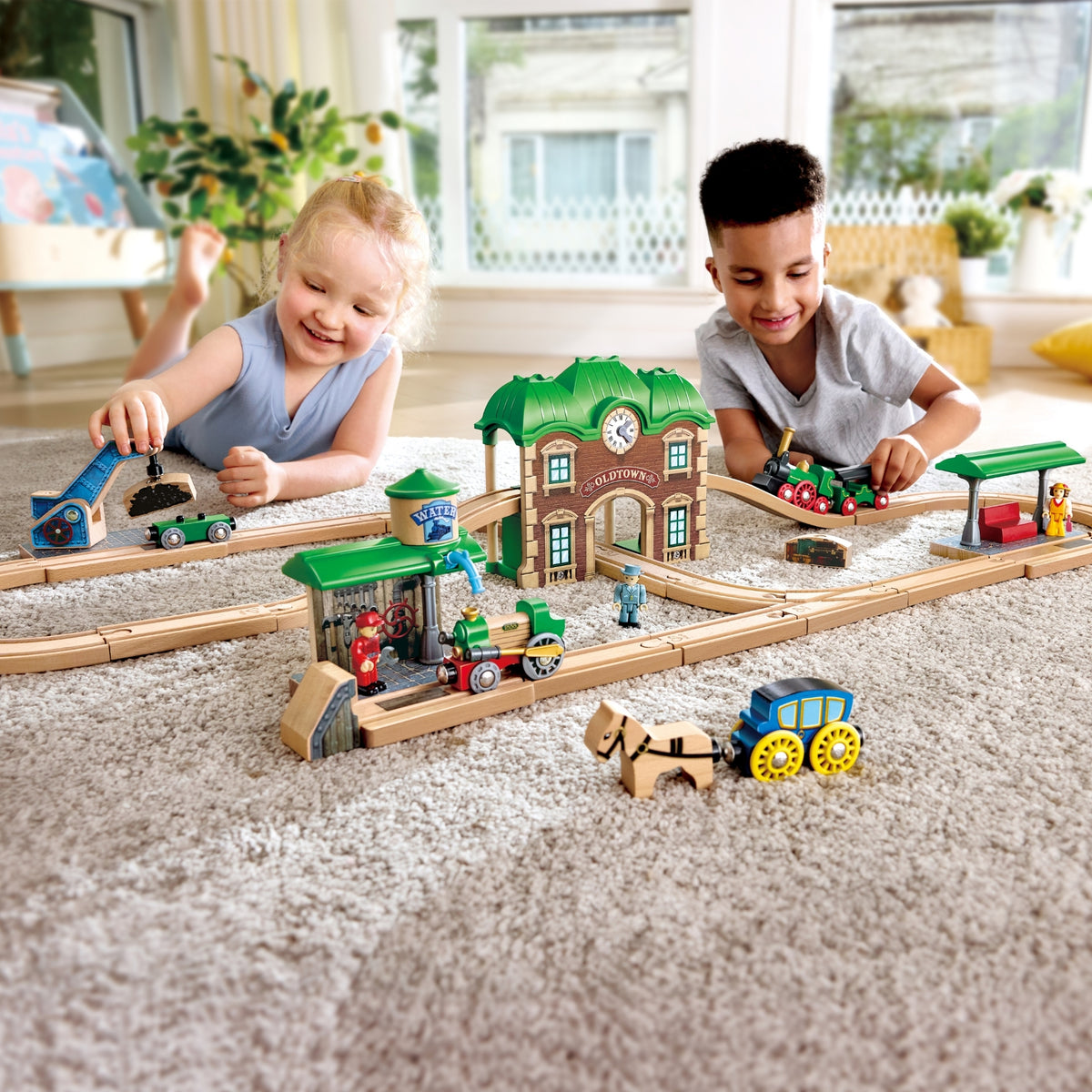 Trenuleț din lemn cu gară retro – Retro Train & Station, 40 de piese, 3+ ani | Hape