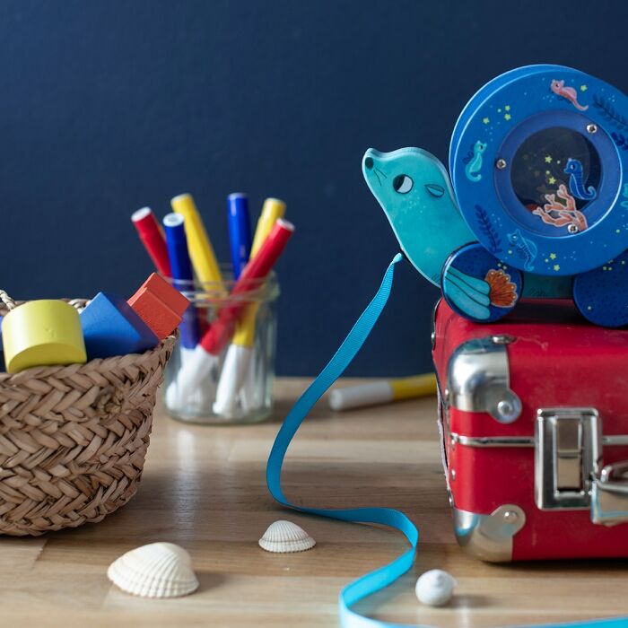 Jucărie de tras din lemn - Leu de mare "Les aventures de Paulie" | Moulin Roty - Moulin Roty - EmmaSiLuna.ro