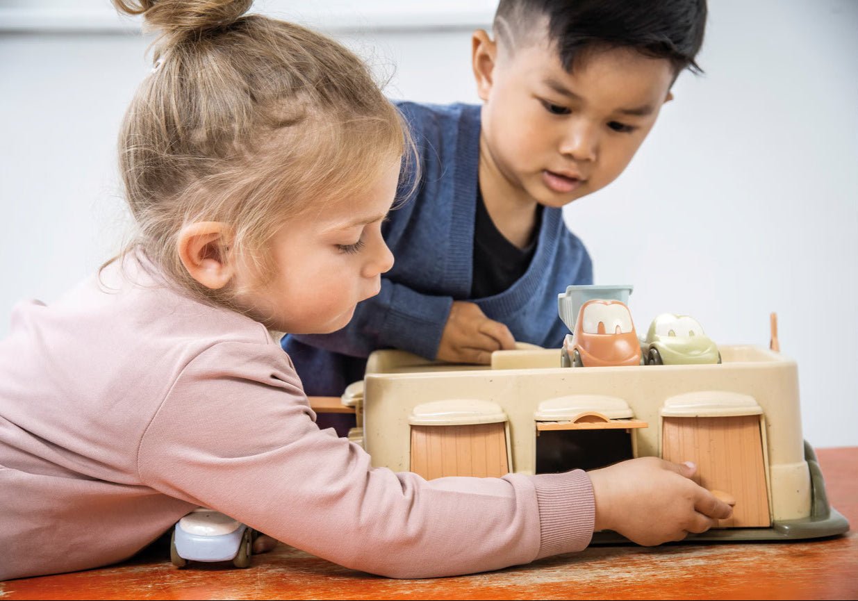 Vehicule - Set garaj cu 3 mașinuțe pastelate "Funcars" din BIOplastic fabricat din trestie de zahăr | Dantoy