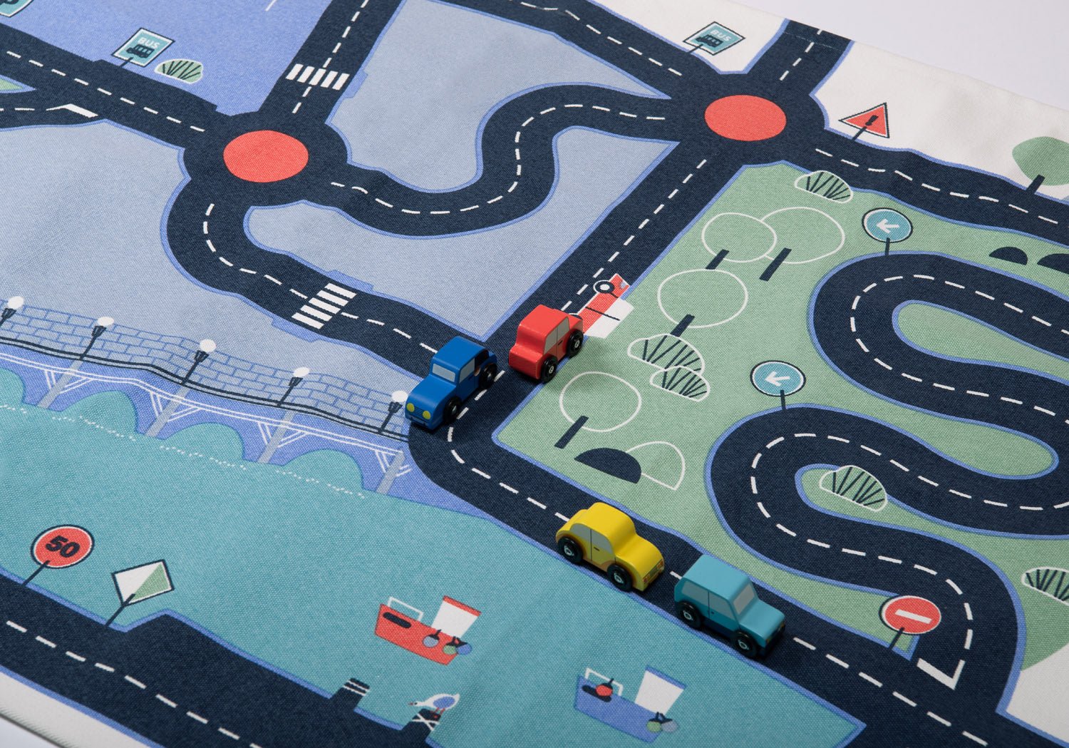 Covor pentru copii cu circuit auto "Avenue du Moulin" | Moulin Roty - Moulin Roty - EmmaSiLuna.ro