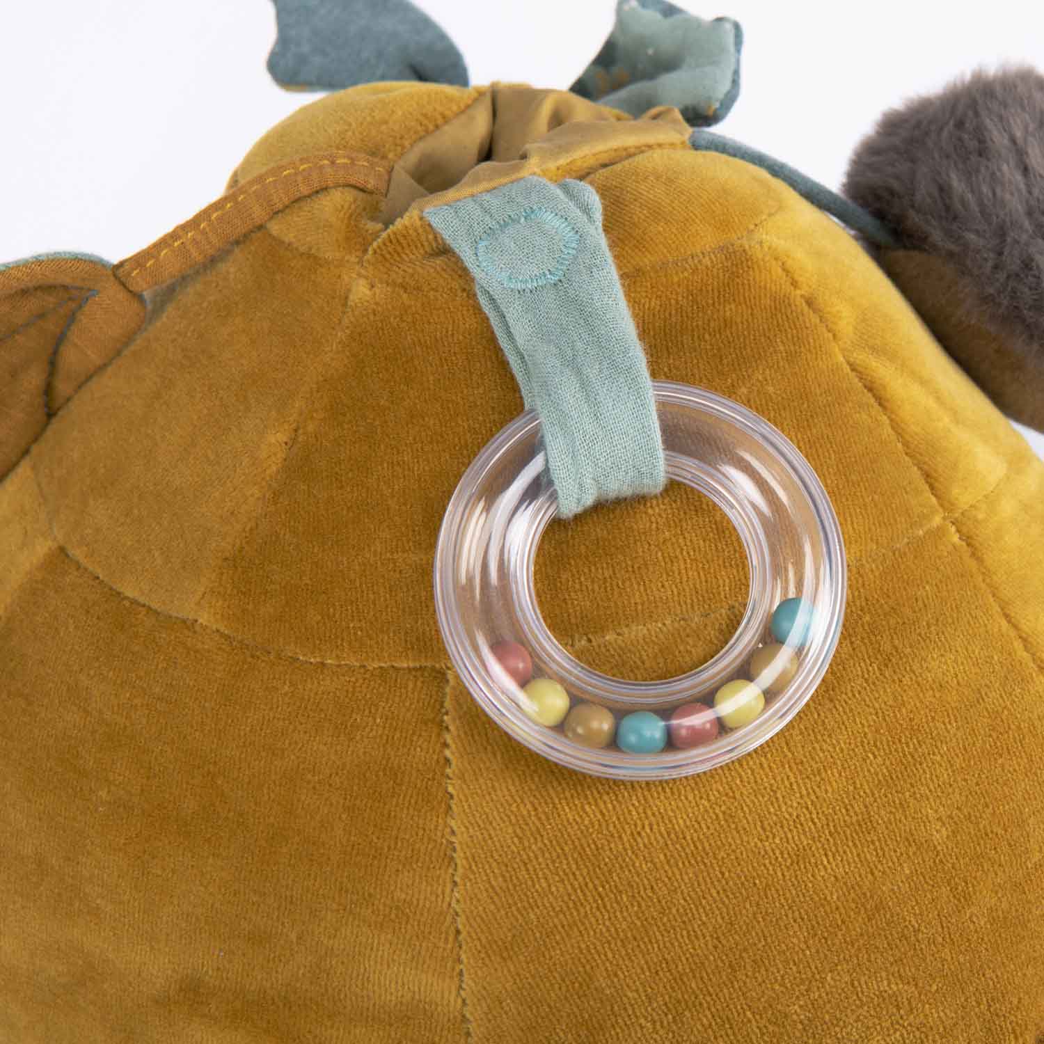 Jucărie de pluş senzorială cu activităţi pentru bebeluşi - Broasca ţestoasă "Trois petits lapins" Moulin Roty - EmmaSiLuna.ro
