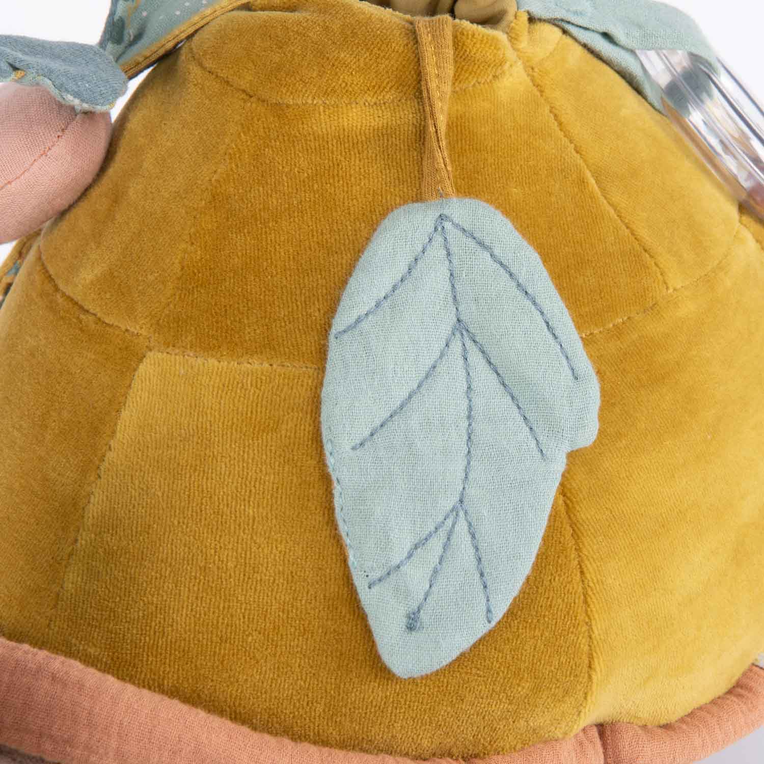 Jucărie de pluş senzorială cu activităţi ţestoasă gigantică "Trois petits lapins"| Moulin Roty - EmmaSiLuna.ro